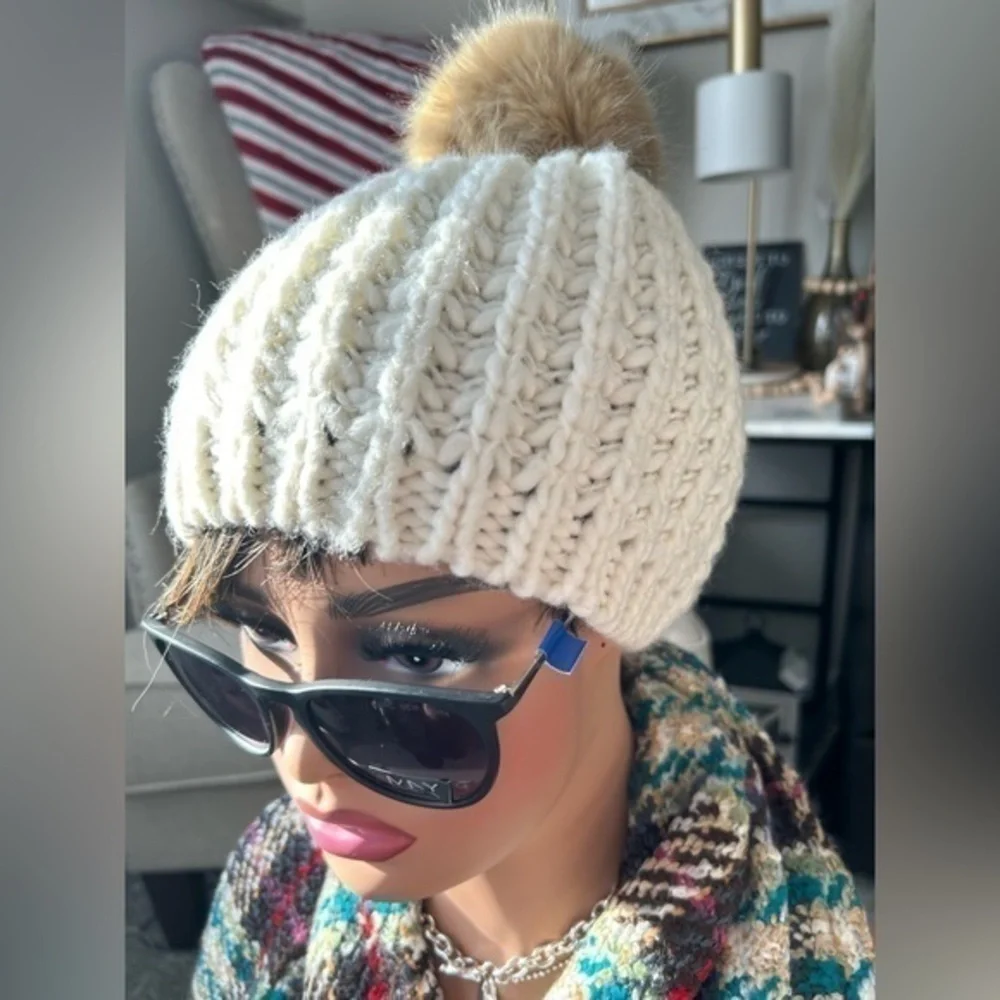 ✨NWOT Soft knit ski beanie Fur Pom Pom hat - cream cold weather ❄️